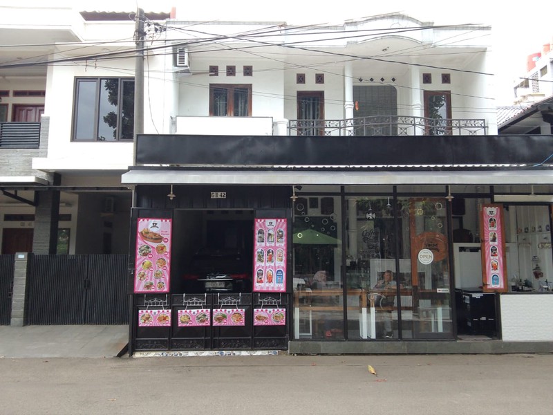 Rumah Tinggal dan Tempat Usaha Coffee Shop di Margahayu Raya