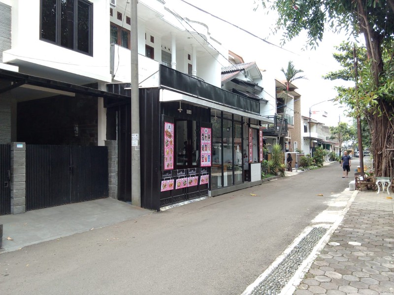 Rumah Tinggal dan Tempat Usaha Coffee Shop di Margahayu Raya