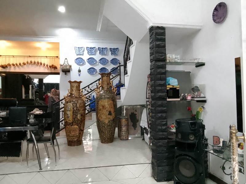 Rumah Tinggal dan Tempat Usaha Coffee Shop di Margahayu Raya
