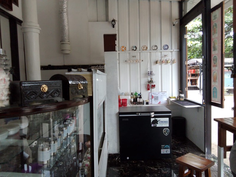 Rumah Tinggal dan Tempat Usaha Coffee Shop di Margahayu Raya