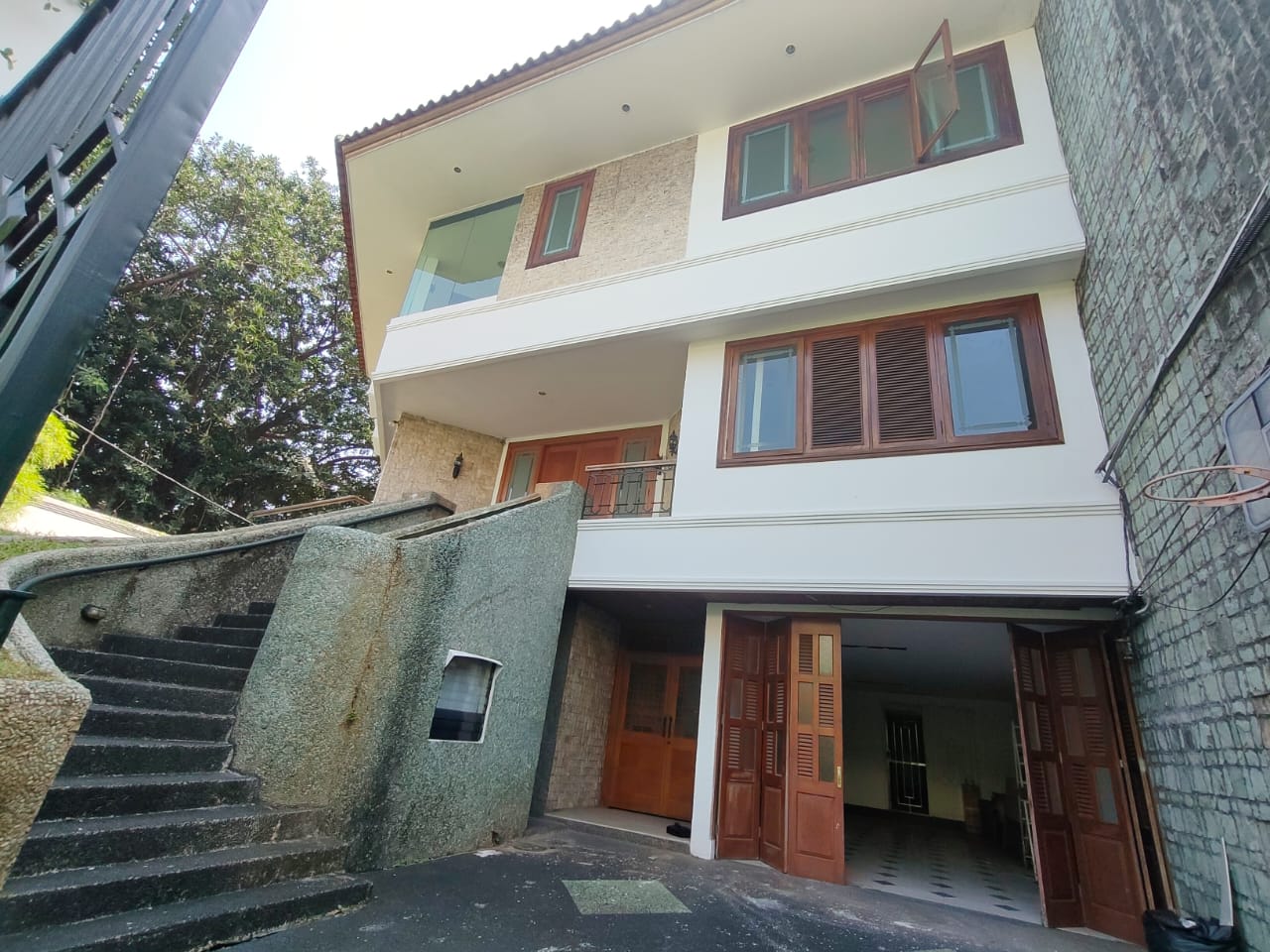 Dijual Rumah Mewah Super Luas, Lokasi Premium Simprug Garden - Hadap Selatan