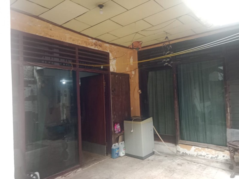 Rumah Siap Huni di Jakarta Selatan dengan KT 8 + 2 KM 4 + 1 Surat SHM Harga Dibawah NJOP.