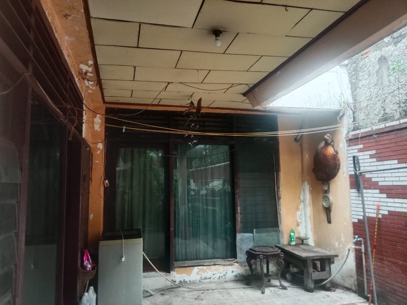 Rumah Siap Huni di Jakarta Selatan dengan KT 8 + 2 KM 4 + 1 Surat SHM Harga Dibawah NJOP.