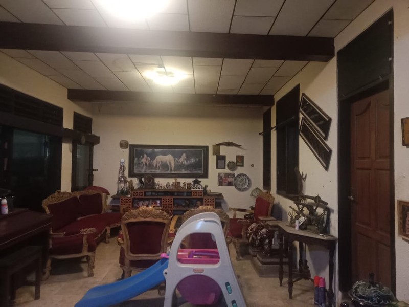 Rumah Siap Huni di Jakarta Selatan dengan KT 8 + 2 KM 4 + 1 Surat SHM Harga Dibawah NJOP.