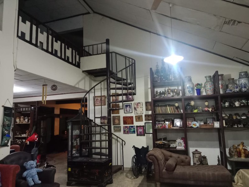 Rumah Siap Huni di Jakarta Selatan dengan KT 8 + 2 KM 4 + 1 Surat SHM Harga Dibawah NJOP.