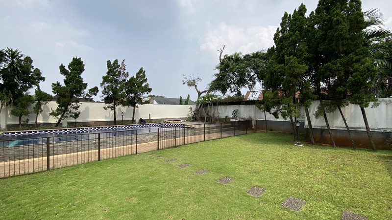 DI JUAL RUMAH CANTIK DENGAN BACKYARD YG CUKUP LUAS DI KEMANG, JAKARTA SELATAN