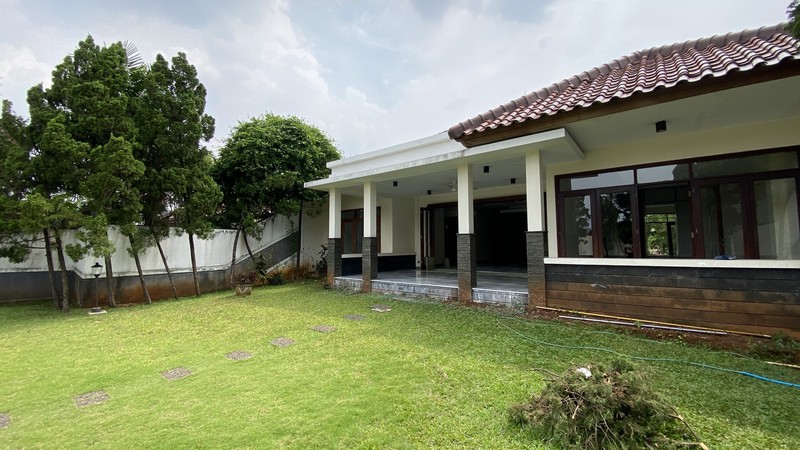 DI JUAL RUMAH CANTIK DENGAN BACKYARD YG CUKUP LUAS DI KEMANG, JAKARTA SELATAN
