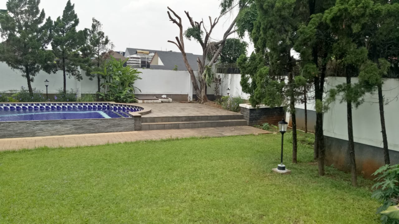 DI JUAL RUMAH CANTIK DENGAN BACKYARD YG CUKUP LUAS DI KEMANG, JAKARTA SELATAN