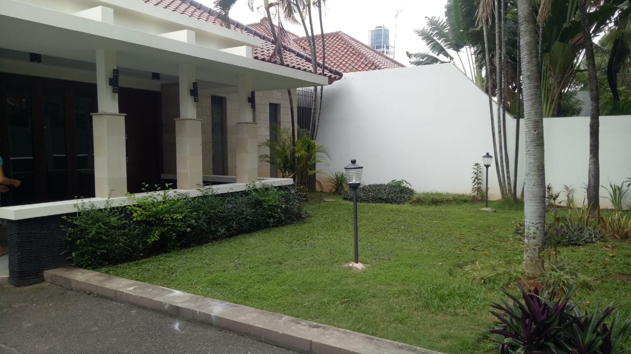 DI JUAL RUMAH CANTIK DENGAN BACKYARD YG CUKUP LUAS DI KEMANG, JAKARTA SELATAN