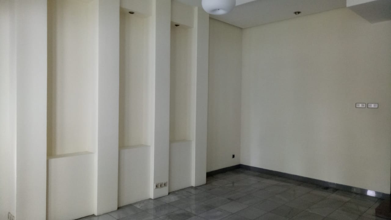 DI JUAL RUMAH CANTIK DENGAN BACKYARD YG CUKUP LUAS DI KEMANG, JAKARTA SELATAN