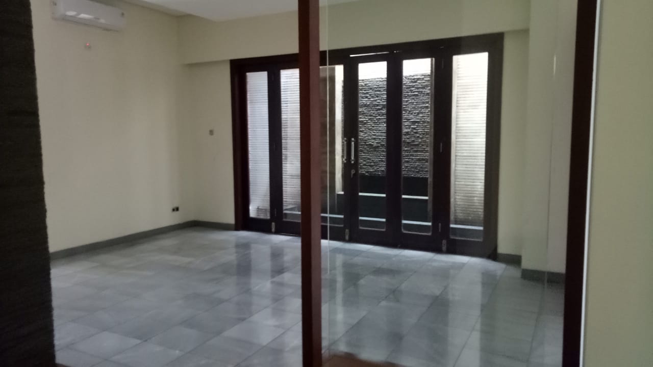 DI JUAL RUMAH CANTIK DENGAN BACKYARD YG CUKUP LUAS DI KEMANG, JAKARTA SELATAN
