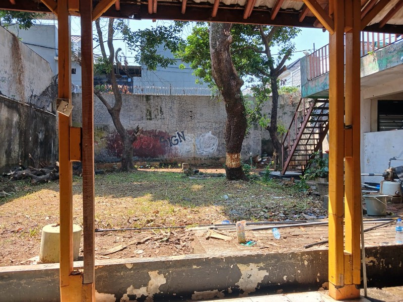 Rumah Besar 2 Lantai, Pekarangan Belakang Luas, Dekat ECO Park Tebet, Di Tebet Timur