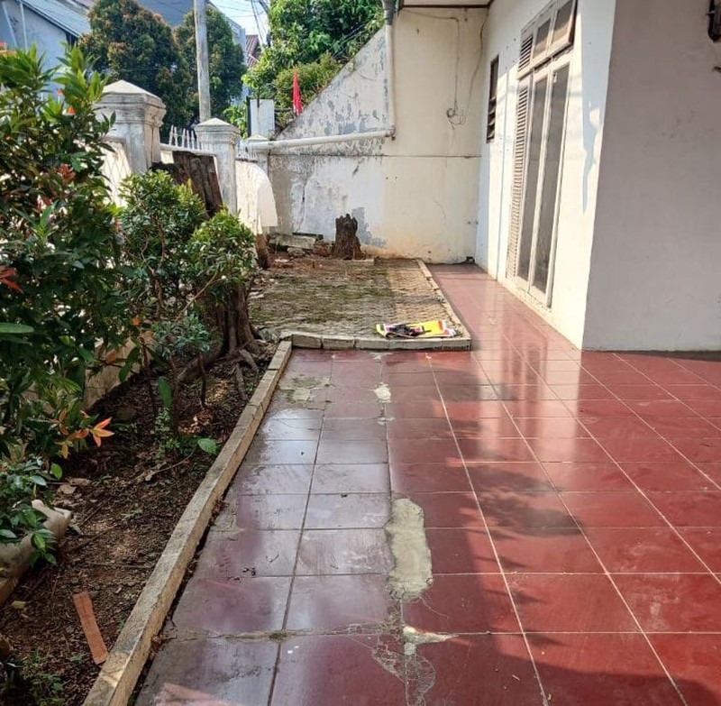 Rumah Besar 2 Lantai, Pekarangan Belakang Luas, Dekat ECO Park Tebet, Di Tebet Timur