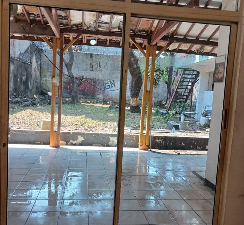 Rumah Besar 2 Lantai, Pekarangan Belakang Luas, Dekat ECO Park Tebet, Di Tebet Timur