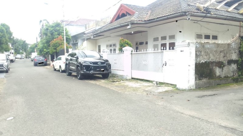 Rumah Besar 2 Lantai, Pekarangan Belakang Luas, Dekat ECO Park Tebet, Di Tebet Timur