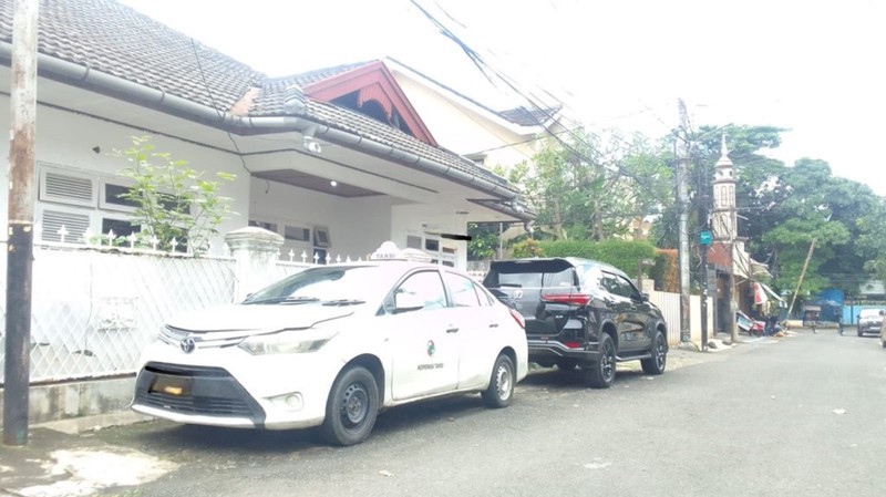 Rumah Besar 2 Lantai, Pekarangan Belakang Luas, Dekat ECO Park Tebet, Di Tebet Timur