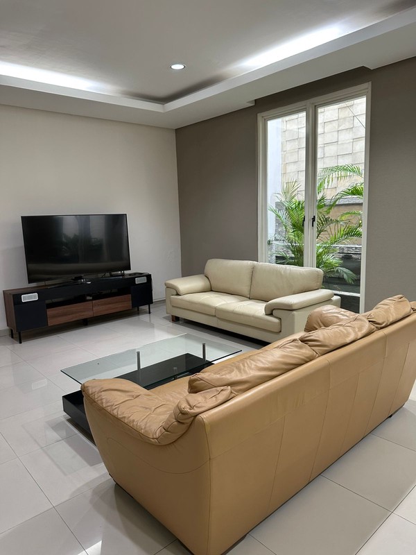 Disewakan Rumah Furnish Minimalis Rafles Garden Citraland Surabaya