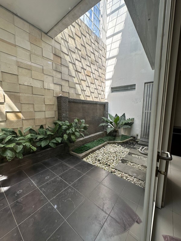 Disewakan Rumah Furnish Minimalis Rafles Garden Citraland Surabaya