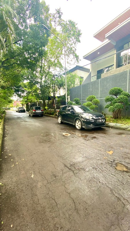 Rumah Modern dengan Private Swimming pool di Bintaro