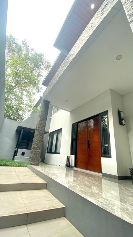 Rumah Modern dengan Private Swimming pool di Bintaro