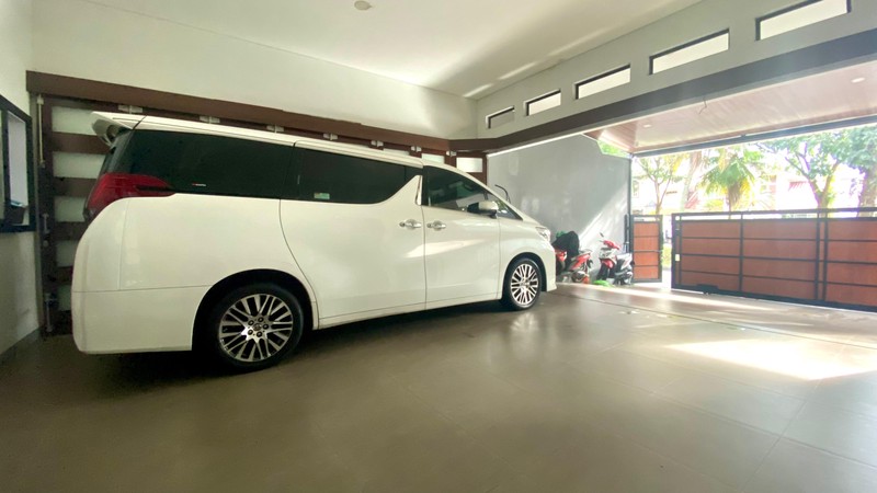 Rumah Modern dengan Private Swimming pool di Bintaro