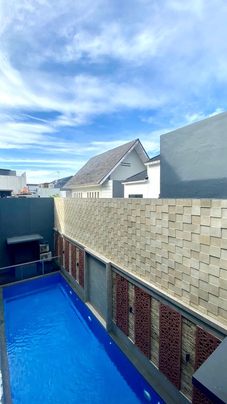 Rumah Modern dengan Private Swimming pool di Bintaro