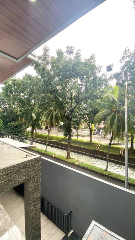 Rumah Modern dengan Private Swimming pool di Bintaro