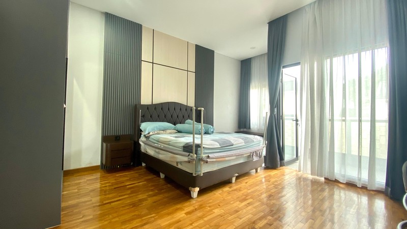 Rumah Modern dengan Private Swimming pool di Bintaro