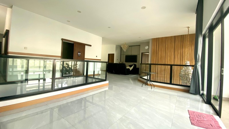 Rumah Modern dengan Private Swimming pool di Bintaro