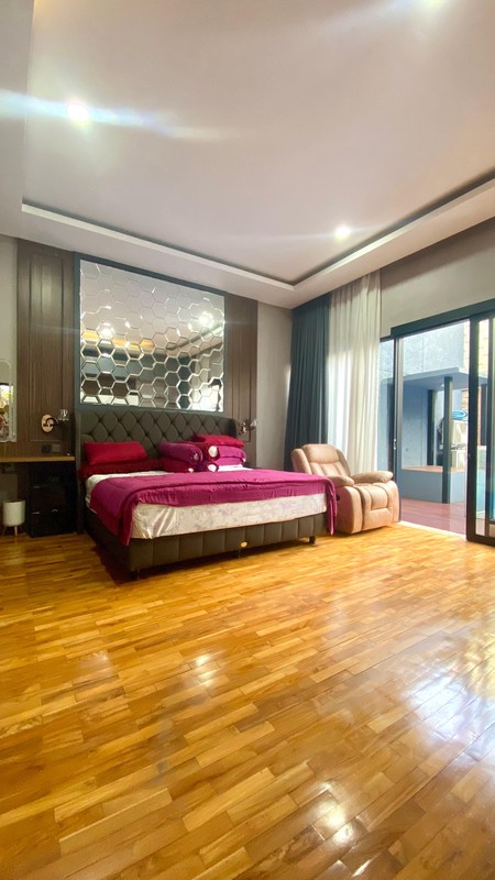 Rumah Modern dengan Private Swimming pool di Bintaro