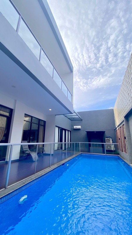 Rumah Modern dengan Private Swimming pool di Bintaro