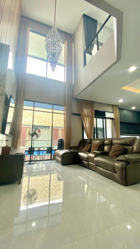 Rumah Modern dengan Private Swimming pool di Bintaro