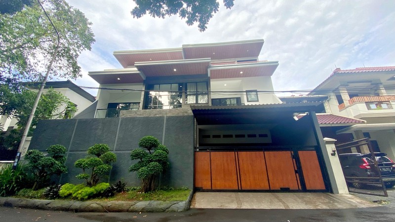 Rumah Modern dengan Private Swimming pool di Bintaro