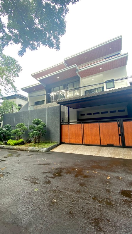 Rumah Modern dengan Private Swimming pool di Bintaro