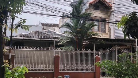 Rumah 1,5 lantai Standart yang  Asri harga nego di Kelapa Gading