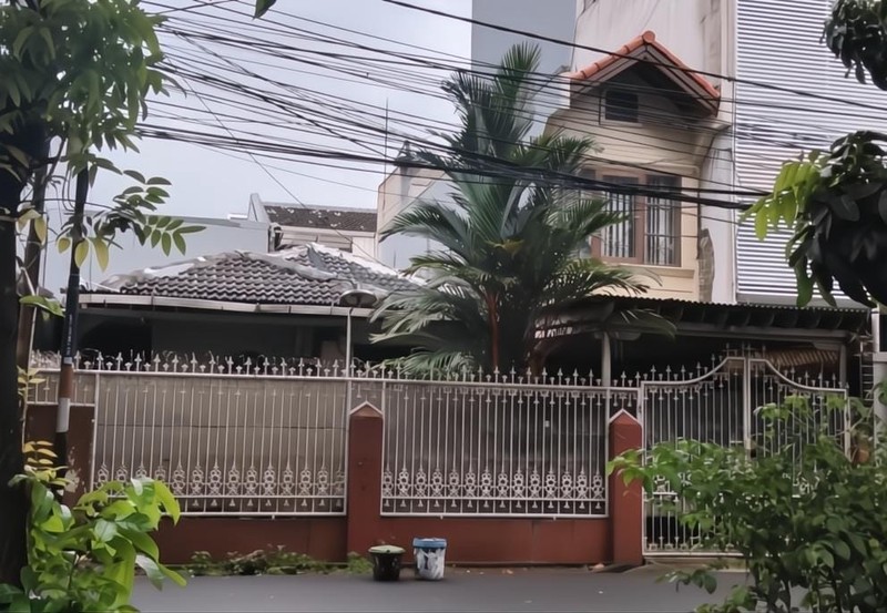 Rumah 1,5 lantai Standart yang  Asri harga nego di Kelapa Gading