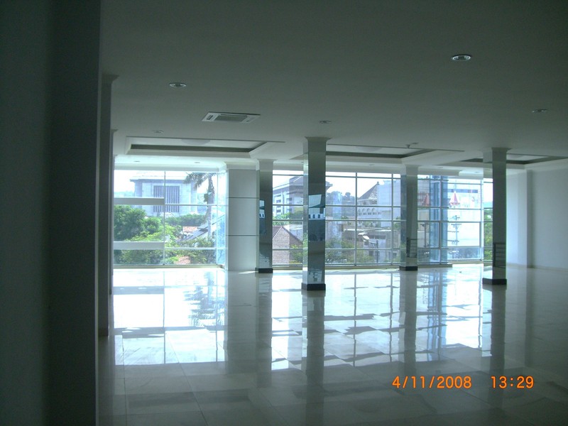 GEDUNG 3 LANTAI PUSAT KOTA BEBAS BANJIR AJL A.YANI DEKAT SIMPANG LIMA,JUAL ATAU SEWA.