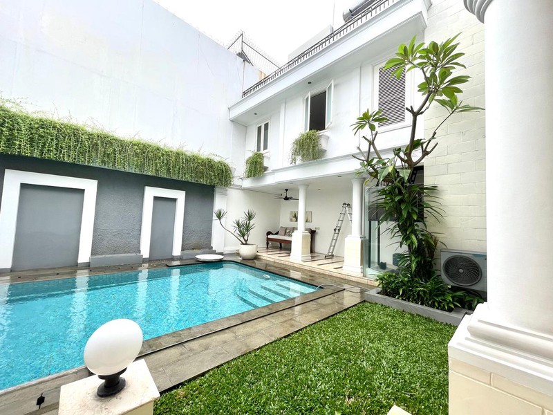 DISEWAKAN! RUMAH MEWAH EUROPEAN CLASSIC SIAP HUNI DI PONDOK INDAH