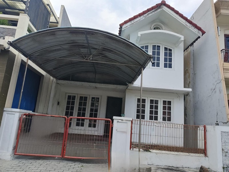 MURAH LUAS Dijual Rumah Villa Valensia Pakuwon Indah Surabaya Barat- Cantik 2 Lantai - Dekat Pakuwon Mall , Supermall dan PTC