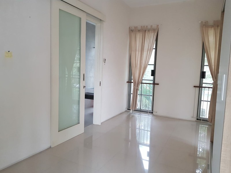 MURAH LUAS Dijual Rumah Villa Valensia Pakuwon Indah Surabaya Barat- Cantik 2 Lantai - Dekat Pakuwon Mall , Supermall dan PTC