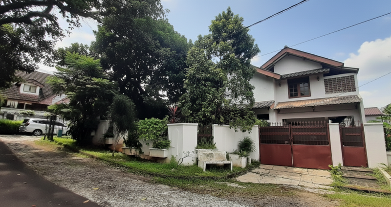 Hunian Asri dan Tenang di Pamulang dengan Taman yang Luas