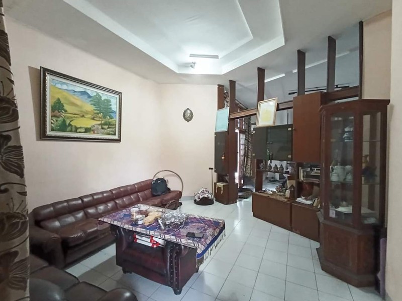 Hunian Asri dan Tenang di Pamulang dengan Taman yang Luas