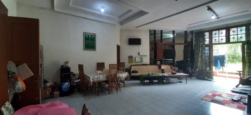 Hunian Asri dan Tenang di Pamulang dengan Taman yang Luas