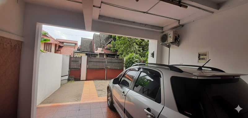 Hunian Asri dan Tenang di Pamulang dengan Taman yang Luas