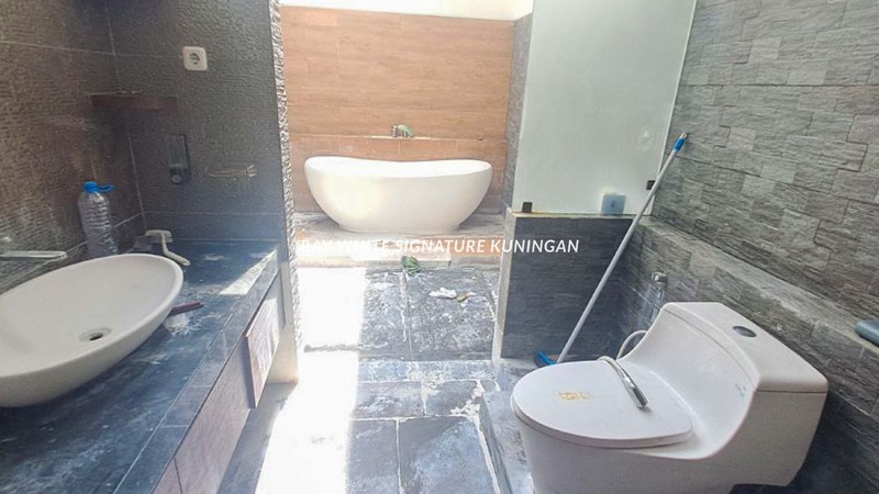 Rumah 2 Lantai Siap Huni di Komplek Perhubungan Udara Cempaka Putih - Lokasi Strategis & Nyaman