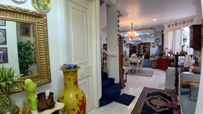 Rumah cantik dan bagus di Cirendeu dalam kompleks, oke gate system strategis dijual