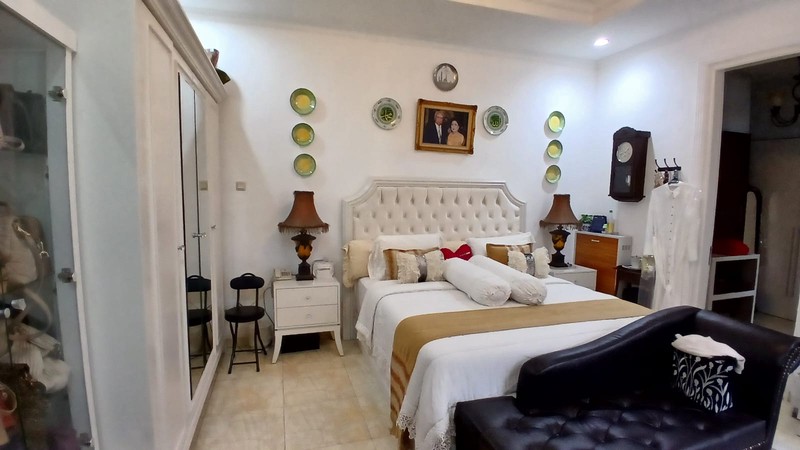 Rumah cantik dan bagus di Cirendeu dalam kompleks, oke gate system strategis dijual