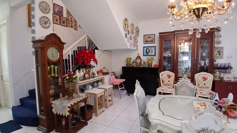 Rumah cantik dan bagus di Cirendeu dalam kompleks, oke gate system strategis dijual
