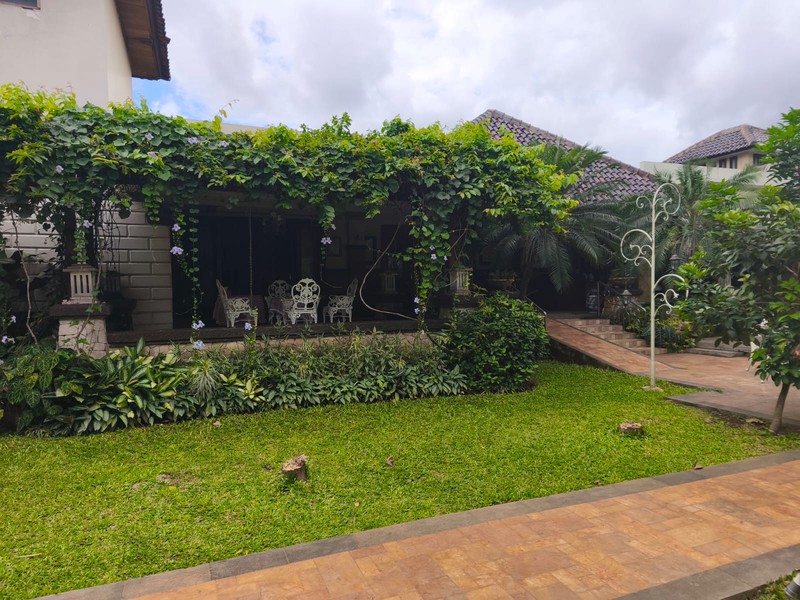 DIJUAL Rumah luas , Bagus , ada kolam renang besar & taman bagus CIRENDEU