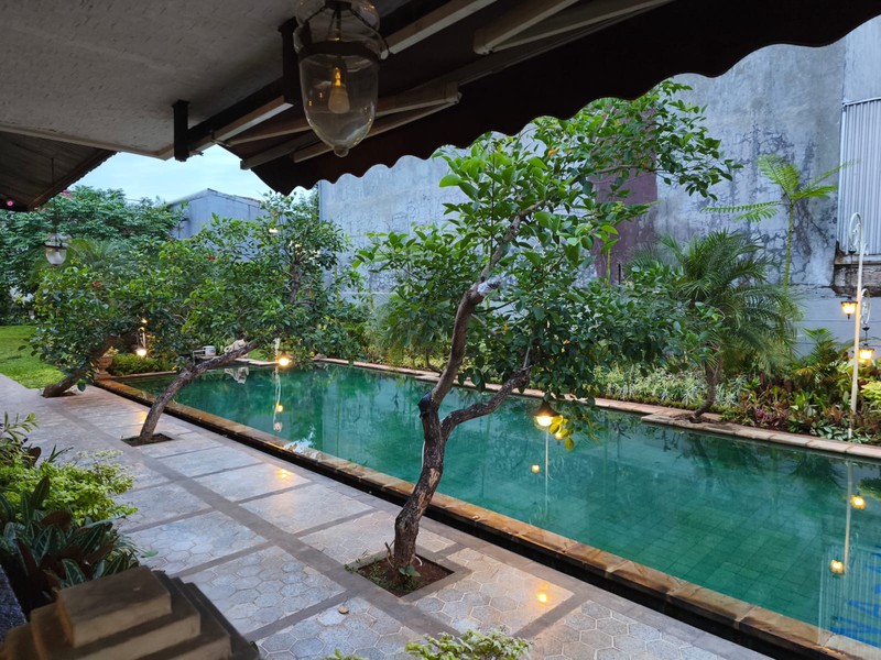 DIJUAL Rumah luas , Bagus , ada kolam renang besar & taman bagus CIRENDEU